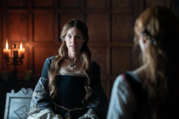 Bild 1 von 7: Catherine Parr (Jessica Raine, l.)