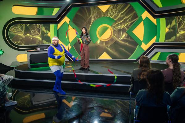 Bild 1 von 12: Die Wellenlänge bestimmt nicht nur, welche Farbe wir sehen oder welchen Sender wir hören, sondern es gilt auch: Je kürzer die Wellenlänge, desto mehr Energie wird transportiert. Das kann man sich so vorstellen wie bei diesen Tanzbändern für rhythmische Sportgymnastik.