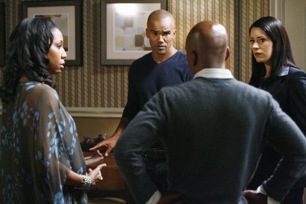 Bild 1 von 10: Mit Prentiss (Paget Brewster, r.) findet Morgan (Shemar Moore, 2.v.l.) im Stadthaus von Karen (Sharon Brathwaite-Sanders, l.) und Dan (Jo D. Jonz, 2.v.r.), das in der Vandalismusphase ebenfalls demoliert worden ist, eine neue Leiche. Langsam kommt das Team den Tätern auf die Spur ...