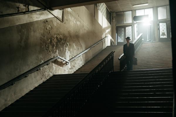 Bild 1 von 13: Cioma Schönhaus (Juri Senft) ist allein in Berlin zurückgeblieben, nachdem seine Familie in die Konzentrationslager im Osten deportiert wurde.