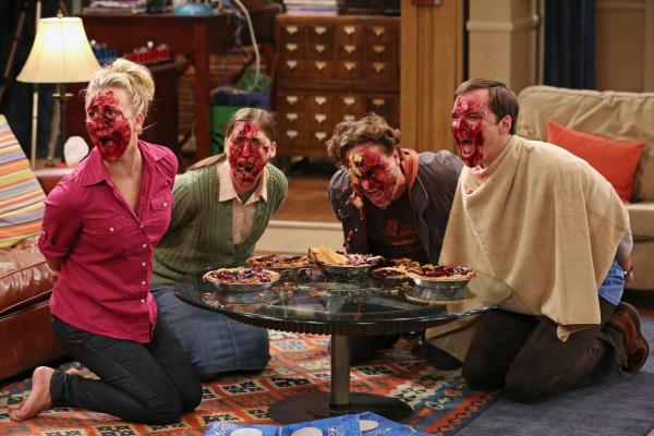 Bild 1 von 11: Während Howard am Flughafen sehnsüchtig von Bernadette erwartet wird, veranstalten Penny (Kaley Cuoco, l.), Amy (Mayim Bialik, 2.v.l.), Leonard (Johnny Galecki, 2.v.r.) und Sheldon (Jim Parsons, r.) einen ganz besonderen Spieleabend ...