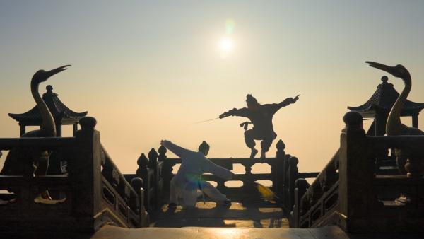 Bild 1 von 8: In den Bergen von Wudang üben sich Daoisten in der inneren Kampfkunst. Ihre Bewegungen sind so fließend wie das Wasser, das sie damit nachahmen.