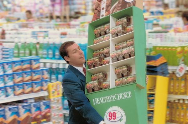 Bild 1 von 3: Barry Egan (Adam Sandler) verfolgt seinen Plan, eine Healthy-Choice-Aktion auszunutzen, indem er große Mengen Pudding kauft, um eine Million Vielfliegermeilen zu sammeln.