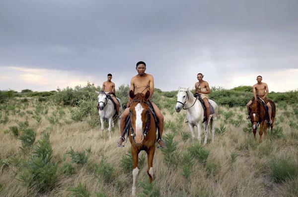 Bild 1 von 6: Die San sind seit jeher nomadisch lebende Jäger. Die Jagdkunst wird von Generation zu Generation weitergegeben.