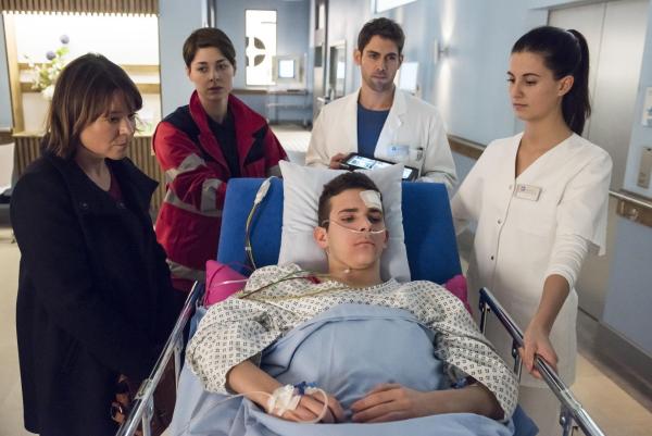 Bild 1 von 6: (v.l.n.r.) Meike Lorenz (Julia Schmidt); Dr. Theresa Koshka (Katharina Nesytowa); Jasper Felden (Nino Böhlau); Dr. Niklas Ahrend (Roy Peter Link)