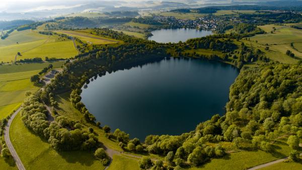Bild 1 von 6: Die Maar-Seen in der Eifel sind Krater ehemaliger Vulkane und zeugen von einer explosiven Vergangenheit. Heute sind sie das Markenzeichen der Vulkaneifel und werden auch als \