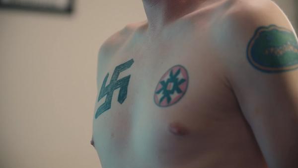 Bild 1 von 4: Das Symbol des Ku-Klux-Klan besteht aus vier Ks, die ein Kreuz bilden. Es wird oft zusammen mit dem Hakenkreuz gezeigt.