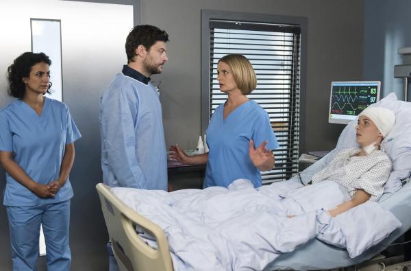 Bild 1 von 10: (v.l.n.r.) Dr. Leyla Sherbaz (Sanam Afrashteh); Vater (Mike Olsowski); Dr. Franziska Ruhland (Gunda Ebert,); Svenja (Sofie Junker)