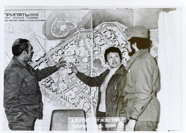 Bild 1 von 9: Die Chefarchitektin von Prypjat, Maria Protsenko (2.v.r.), hat die Atomstadt Prypjat geplant. Nach dem Unfall arbeitet sie im Tschernobyl-Krisenstab mit. Sie muss die Strahlungswerte in den Stadtplänen von Prypjat kartieren.