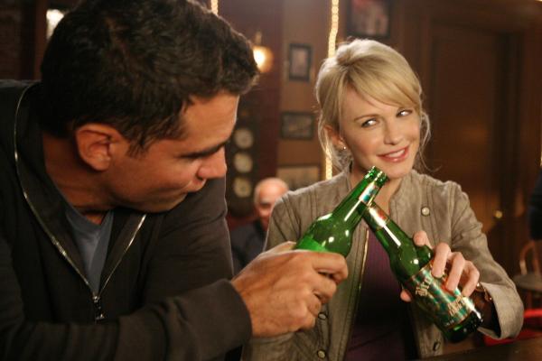 Bild 1 von 14: Bahnt sich zwischen Eddie (Bobby Cannavale, l.) und Lilly (Kathryn Morris, r.) etwas an?
