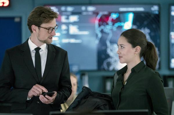 Bild 1 von 3: Obwohl der Beziehungsstatus zwischen Asger (Mikkel Boe Følsgaard) und Emmy Rasmussen (Nivi Pedersen) eigentlich geklärt war, kommen beide nicht so richtig voneinander los.