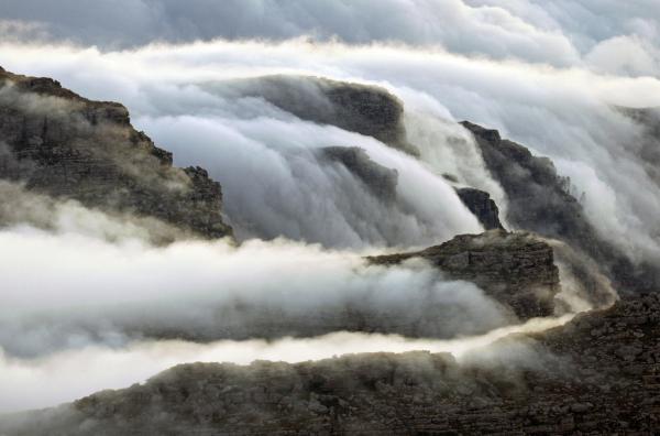 Bild 1 von 2: Der Gipfel des Tafelbergs in Südafrika ist häufig in Nebel gehüllt.
