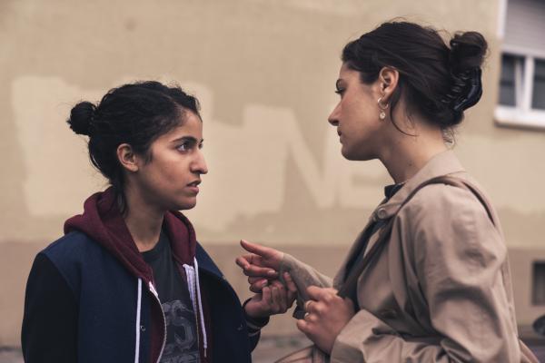 Bild 1 von 4: Auf der Straße entbrennt ein Streit. Sarah (Soma Pysall, r.) fühlt sich von Hanna (Banafshe Hourmazdi, l.) nicht richtig verstanden.