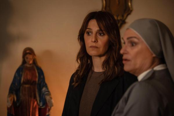 Bild 1 von 21: Im Bild: Bei den Ermittlungen in einem Nonnenkloster ist Schwester Adriana (Laura Marinoni, re.) die erste Ansprechpartnerin für Petra Delicato (Paola Cortellesi, li.).