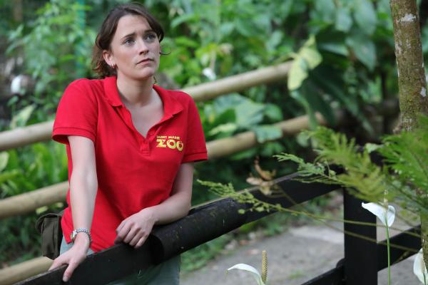 Bild 1 von 3: Iris Russell (Charlotte Ritchie) belastet der Tod des Zoodirektors sehr.