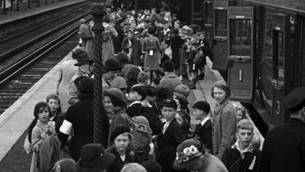 Bild 1 von 5: Gleich im September 1939 begannen die Evakuierungen von Kindern aus den britischen Städten.