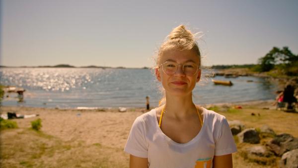 Bild 1 von 3: Der Campingsplatz füllt sich und Andrine (Adeline Opedal) freut sich auf die Ferien.© WDR/Annicken Aasheim/Alvilde Naterstad - Honorarfreie Verwendung gemäß AGB im redaktionellen Zusammenhang mit genannter Sendung bei Nennung \