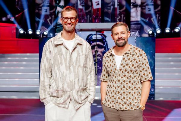 Bild 1 von 9: Joko Winterscheidt (l.); Klaas Heufer-Umlauf (r.)