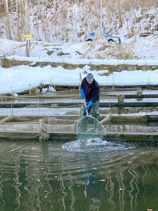 Bild 1 von 20: Im Bild: Bernhard Häusler / Karlwirt bei Fischereiarbeit im Winter.
