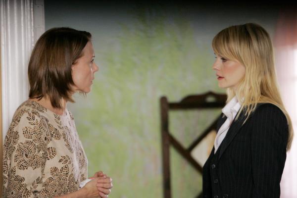 Bild 1 von 16: Lilly Rush (Kathryn Morris, r.) versucht herauszufinden, ob Molly Felice (Susan Blakely, l.) etwas mit dem Tod der kleinen Iris zu tun hatte ...