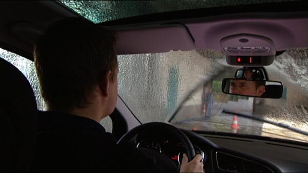 Bild 1 von 2: Mit dem Auto durch die Waschstraße