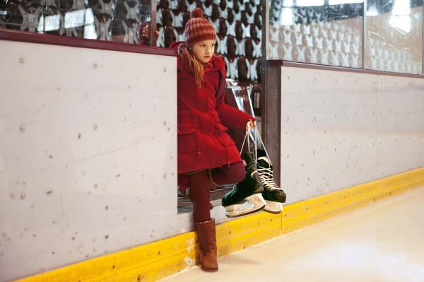 Bild 1 von 1: Auf der Suche nach Schuhen aus der Vergangenheit wagt sich Paule (Cloé Heinrich) zum ersten Mal seit langem wieder in die Eishalle.
