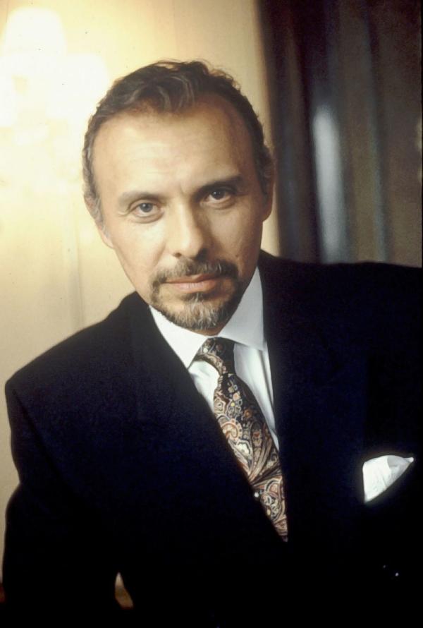 Bild 1 von 17: Mit Hilfe von Mr. Thompson (Hector Elizondo) wird die Prostituierten Vivian in eine Dame verwandelt ...