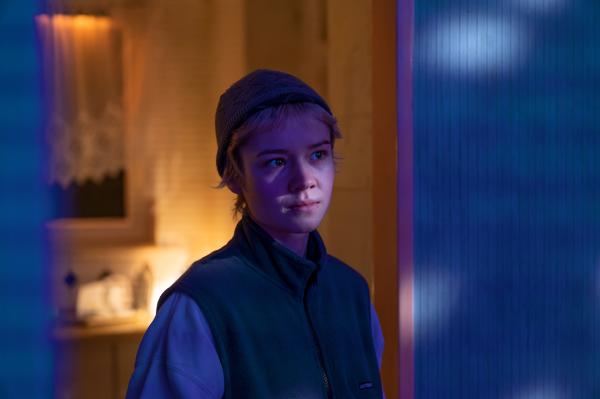 Bild 1 von 6: Charlie (Lea Drinda) ist sich nicht sicher, was von Rowenas Annäherungsversuch zu halten ist.