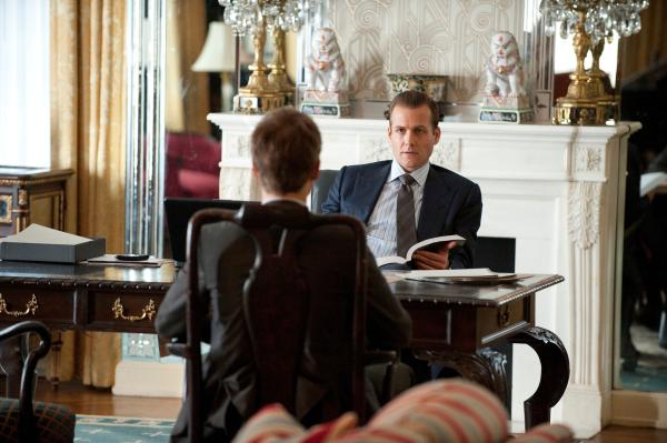 Bild 1 von 4: Obwohl Mike Ross (Patrick J. Adams, l.) keinen Abschluss hat, beeindruckt er Harvey Specter (Gabriel Macht, r.) mit seinem Talent - und erhält den Job. Doch seine Lüge droht beide schon bald in Schwierigkeiten zu bringen.