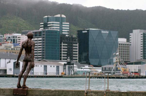 Bild 1 von 2: ?Solace in the Wind? (Trost im Wind) ? die Statue von Max Patté an der Uferpromenade von Wellington, Neuseeland
