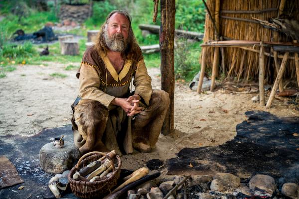 Bild 1 von 13: Werner Pfeifer, Museumspädagoge im Steinzeitpark Dithmarschen bei Albersdorf, bietet Einblicke in das Leben der Jäger und Sammler.
