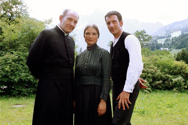 Bild 1 von 2: Im Bild (v.li.): Michael Mendl (Pfarrer Kleiber), Julia Urban (Anna), Heio von Stetten (Franz).