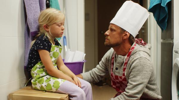 Bild 1 von 3: Papa (Peter Kanerva) tröstet Vilda (Sofia Sittnikow). Ihr ist ganz übel von dem vielen Lebkuchenteig.