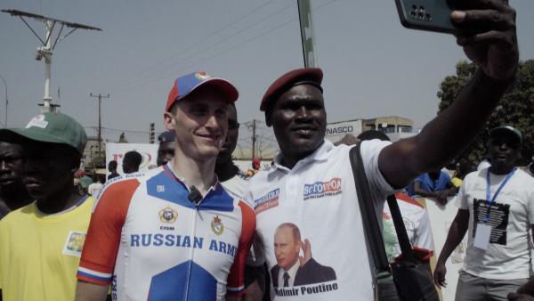 Bild 1 von 11: In Burkina Fasos Hauptstadt Ouagadougou posiert ein Fan mit einem russischen Radfahrer.