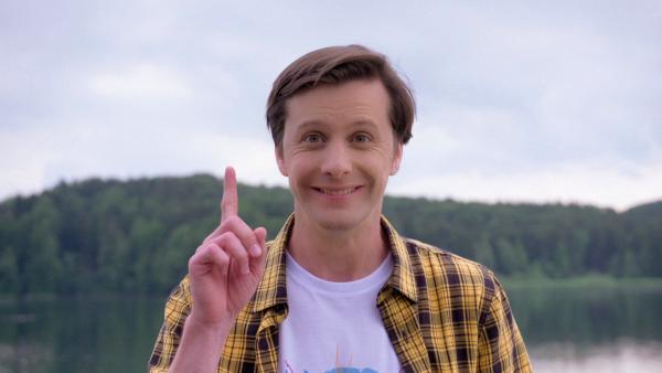 Bild 1 von 9: Jojo stellt Patricia die Aufgabe, ein Tier mit schwarzen Flecken zu finden, das blitzschnell ist und sein Essen aus der Luft fängt. Kein Problem für Patricia, die sich sicher ist, die Lösung bereits zu wissen - aber ob sie damit wirklich richtigliegt?