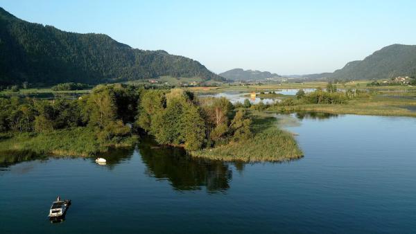 Bild 1 von 2: Im Bild: Das Bleistätter Moor ist ein sensibles Schutzgebiet, das zum Genusswandern einlädt.