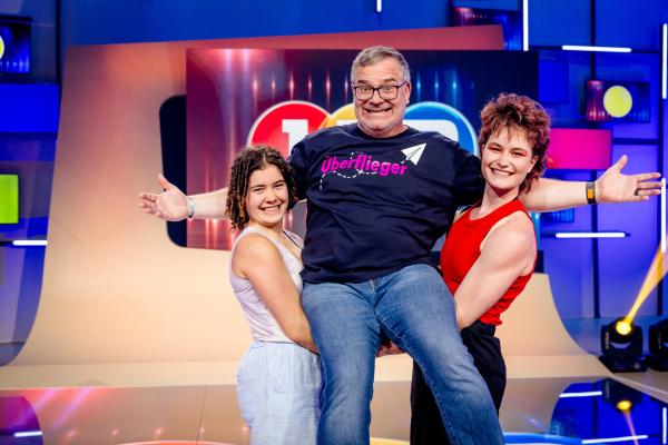 Bild 1 von 2: Zu Gast sind Nikita und Ela, die an einer Schule für Artistik trainieren. Mit einer Kür am Vertikaltuch zeigen sie im Studio ihr Können.© ZDF/Ruppografie - Nadine Rupp - Honorarfreie Verwendung gemäß AGB im engen inhaltlichen redaktionellen Zusammenhang mit genannter Sendung bei Nennung \