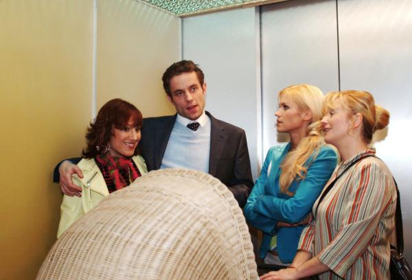 Bild 1 von 23: Im Fahrstuhl mischen sich Sabrina (Nina-Friederike Gnädig, 2.v.r.) und Helga (Ulrike Mai, r.) in die Hochzeitsplanungen von Yvonne (Bärbel Schleker, l.) und Max (Alexander Sternberg, 2.v.l.) ein.