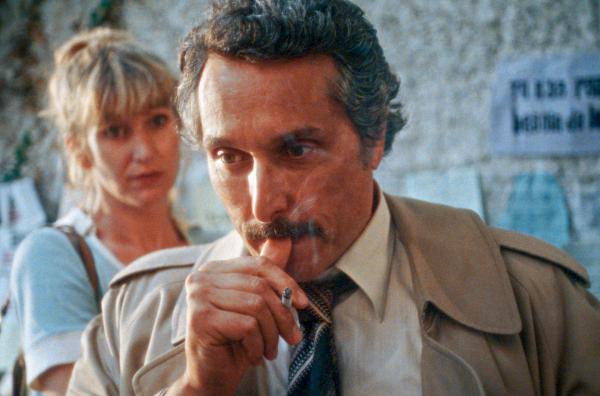 Bild 1 von 1: Jacques (Vincent Elbaz) fordert seine Informantin Claudine (Manon Kneusé) dazu auf, von nun an mit einem Aufnahmegerät zu arbeiten.