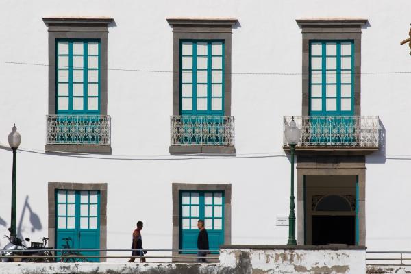 Bild 1 von 4: Traditionelle Architektur statt Bettenburgen: In Lanzarote dominieren weiß gekalkte Fassaden und grüne oder blaue Fenster und Türen.