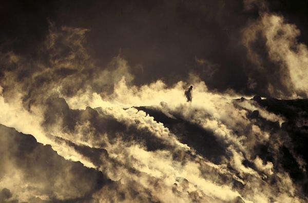 Bild 1 von 4: Arnaud Guérin wandert mitten durch die Fumarolen des Stromboli.