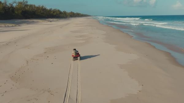 Bild 1 von 3: Der Abenteurer Blaine Gibson sucht auf eigene Faust nach Wrackteilen von MH370. Fündig wird er unter anderem auf La Réunion und Madagaskar.