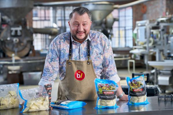 Bild 1 von 7: In veganen Maultaschen steckt Weizeneiweiß anstelle von Hackfleisch. Ein beliebter Rohstoff der Industrie, denn Weizeneiweiß verdirbt nicht, lässt sich einfach verarbeiten und ist im Einkauf wesentlich günstiger. Trotzdem sind in Gastronomie und Handel vegane Fleischersatzprodukte häufig teurer als das Original mit Fleisch. Sebastian Lege deckt auf, woran das liegt.