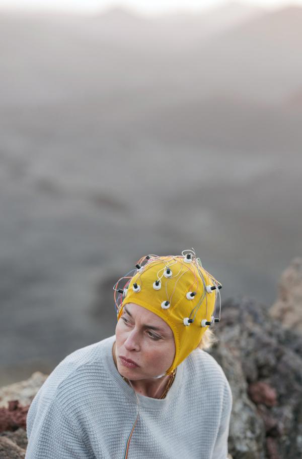 Bild 1 von 4: Der Eingriff, den Neurochirurgin Dr. Moore plant, macht Maret (Susanne Wolff) Angst. Soll sie zustimmen oder nicht?