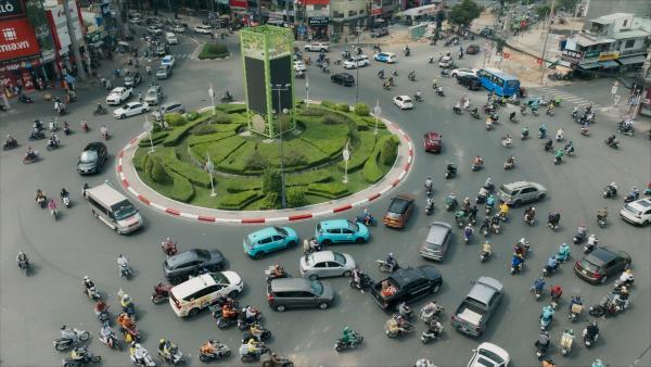 Bild 1 von 5: A busy roundabout in Ho Chi Minh City, Vietnam. (National Geographic/Atomic Television)