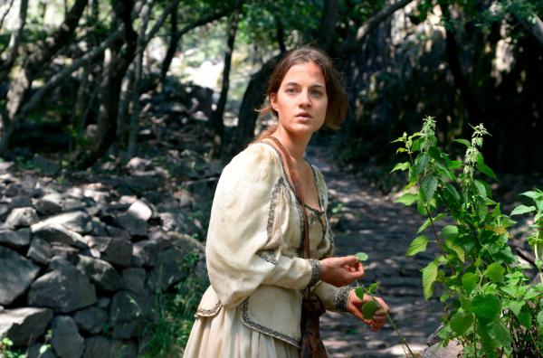 Bild 1 von 1: Prinzessin Maleen (Cleo von Adelsheim) bittet nach der Befreiung aus dem Turm - auf ihrer Suche nach Graf Konrad - den Brennnesselstrauch um Hilfe, ihren Hunger zu stillen und ihren großen Kummer zu lindern.