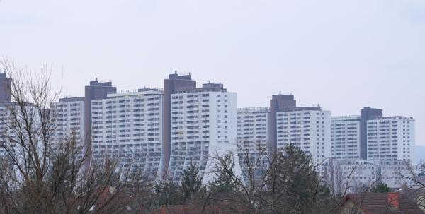 Bild 1 von 3: Mehrere Gebäude des Wohnparks Alterlaa in Wien, einem der größten Wohnparks Europas.