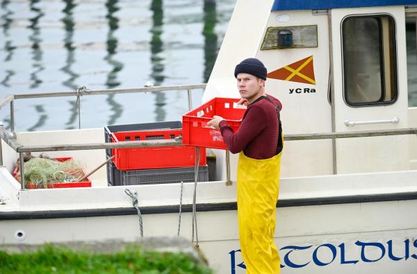 Bild 1 von 6: Im Bild: Michael Roth (Leon Seidel) wundert sich über das Erscheinen der Kolleginnen der Wasserschutzpolizei.