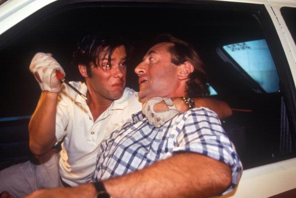 Bild 1 von 9: Im Bild: Prinz (Georg Staudacher, li.) versucht den Automechaniker und Erpresser Kunert (Dietrich Siegl, re.) aus den Weg zu räumen.