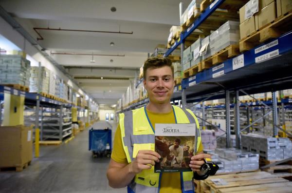 Bild 1 von 3: Der ?Wachtturm? erscheint in über 200 Sprachen. Eine von weltweit neun Druckereien befindet sich in der Zentrale von Jehovas Zeugen in Selters/Taunus.